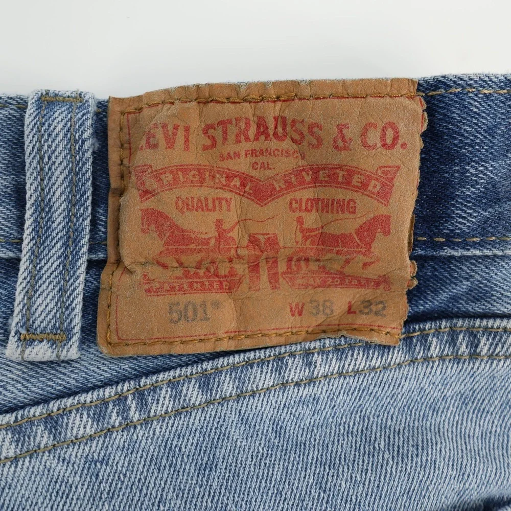 Levis 501 Mens Light Wash Denim Jeans Classic Fit 38x32 Button Fly‎